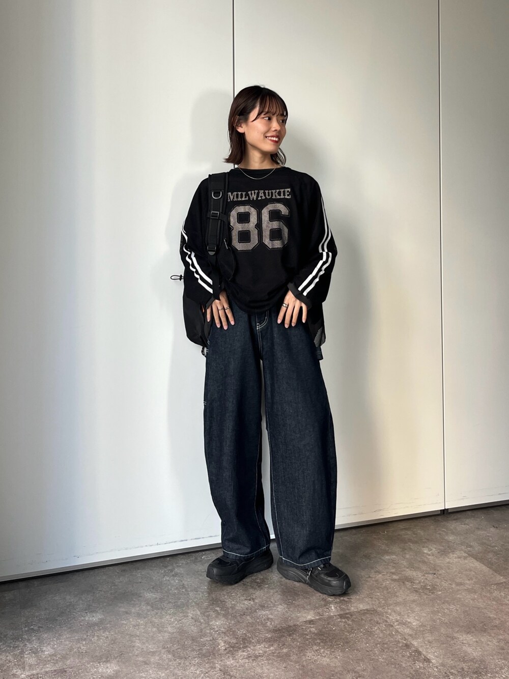 ブラック系のTシャツ/カットソー、ブルー系のデニムパンツを着用したレディースの夏コーディネートの1枚目の写真