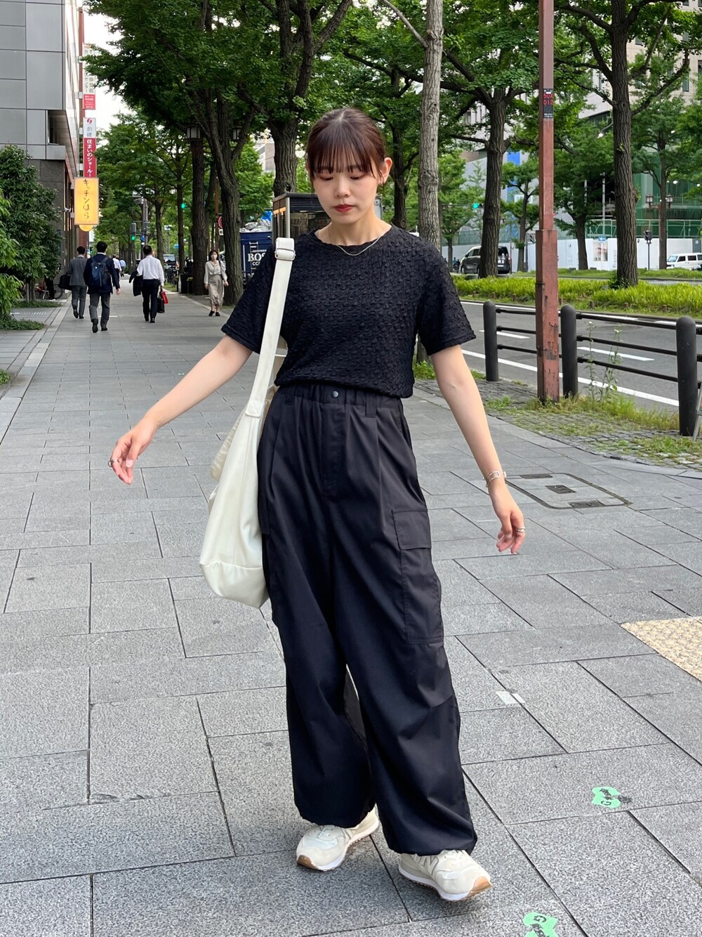 「春夏コーデ、モード、初夏コーデ、夏コーデ、ブラック、カーゴパンツ、メンズライク、ゆるコーデ、シンプルコーデ、カジュアルコーデ、骨格ウェーブ、ショルダーバッグ、CPCM、ラフ、Tシャツ」｜「CPCMの【ユニセックス】ツイルカーゴパンツ（カーゴパンツ、ブラック系）」を使った、asuka さん（レディース・164cm）の春コーディネートの1枚目の写真