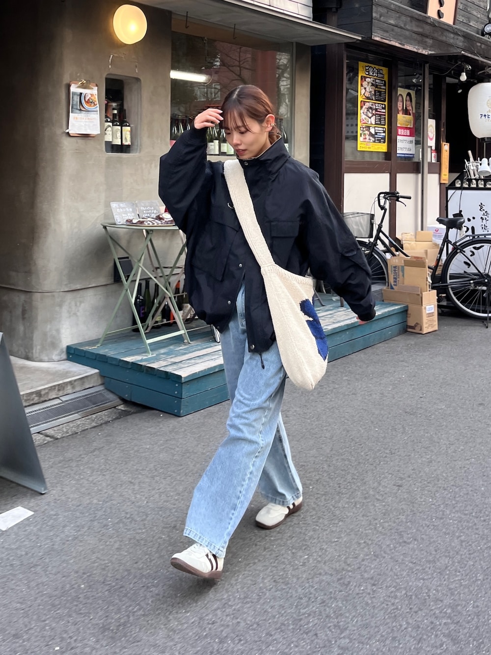 「シンプルコーデ、マウンテンパーカー、春アウター、デニム、デニムパンツ、カジュアルコーデ、メンズライク、ラフ、春コーデ」｜「CPCMのボリュームショートマンパ（マウンテンパーカー、ブラック系）」を使った、asuka さん（レディース・164cm）の冬コーディネートの1枚目の写真