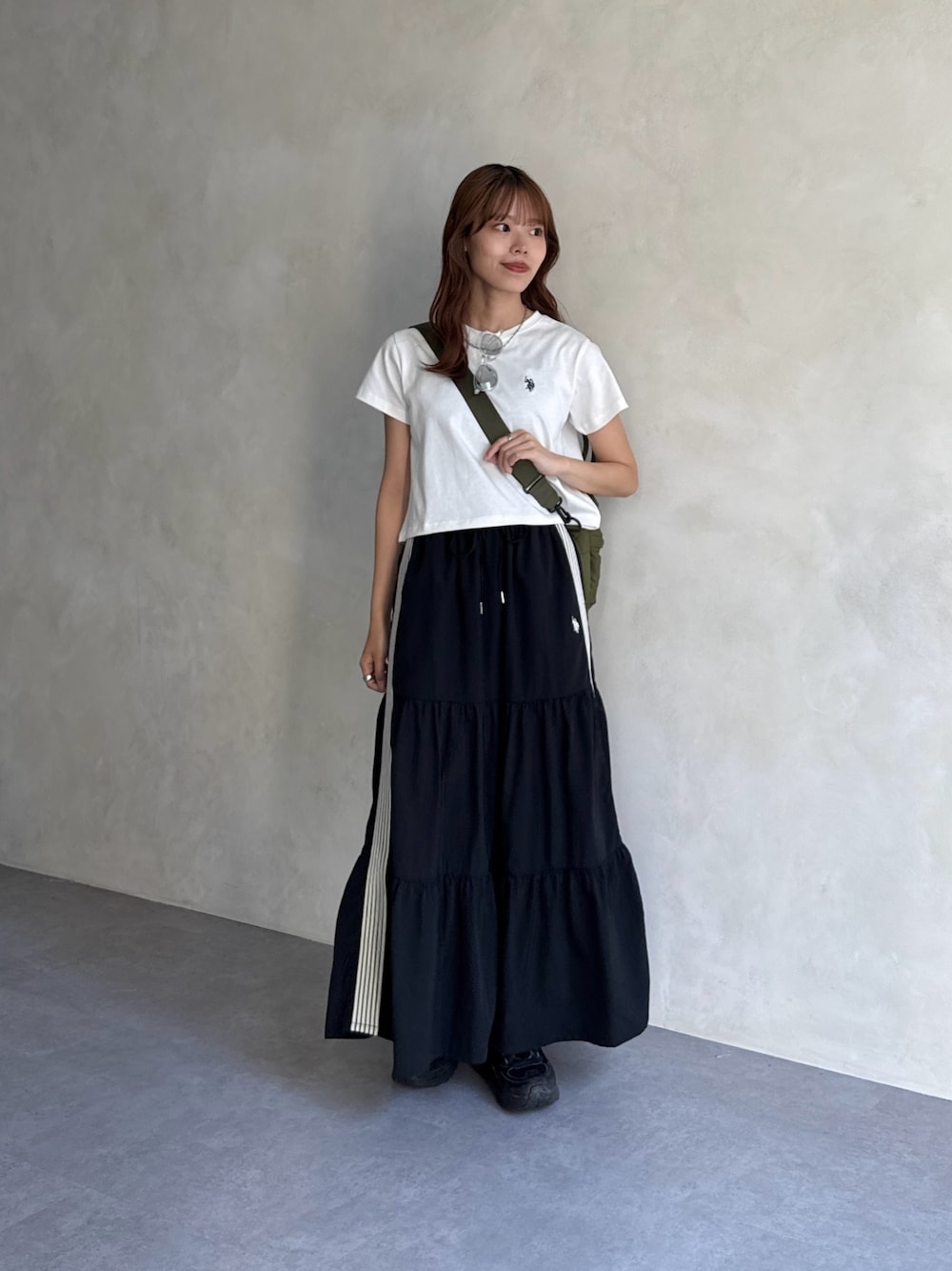 「白Tシャツ、夏ルックで気分アップ、ティアードスカート、ナイロンスカート、ロングスカート、夏コーデ、カジュアルコーデ、シンプルコーデ、骨格ウェーブ」｜「U.S. POLO ASSN.の【U.S. POLO ASSN.】クロップドT（Tシャツ/カットソー、ホワイト系）」を使った、asuka さん（レディース・165cm）の夏コーディネートの1枚目の写真