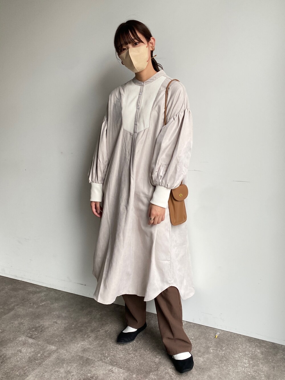 ホワイト系のワンピースを着用したレディースの秋コーディネートの1枚目の写真