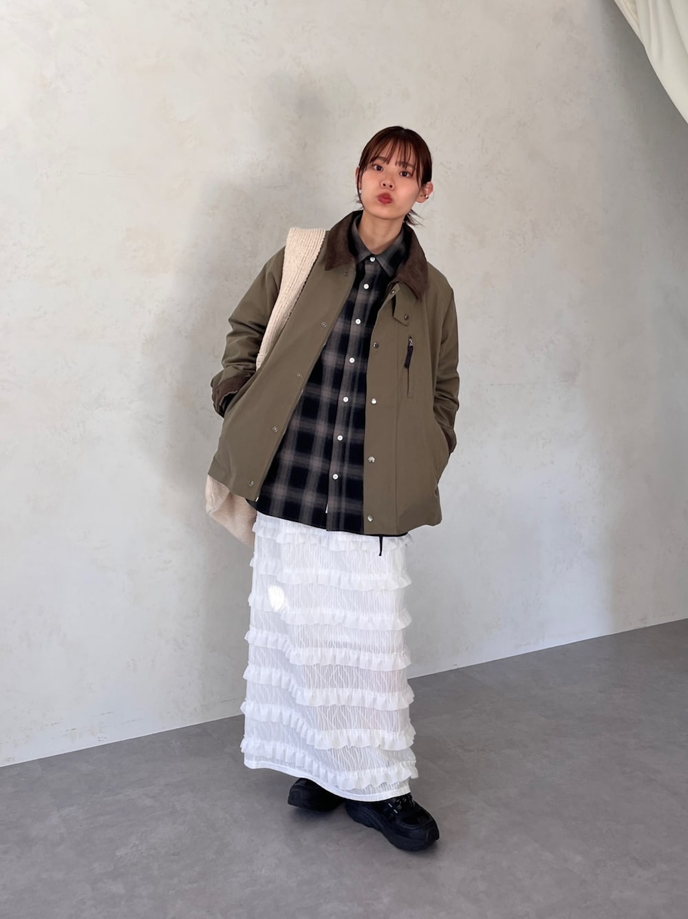 「シンプルコーデ、休日スタイル、春アウター、チェックシャツ、シャツ、ロングスカート、スカート、ショルダーバッグ、ハンティングジャケット、ジャケット、骨格ウェーブ、春コーデ」｜「CPCMの襟配色ショート丈ジャケット（ブルゾン、グリーン系）」を使った、asuka さん（レディース・164cm）の冬コーディネートの1枚目の写真