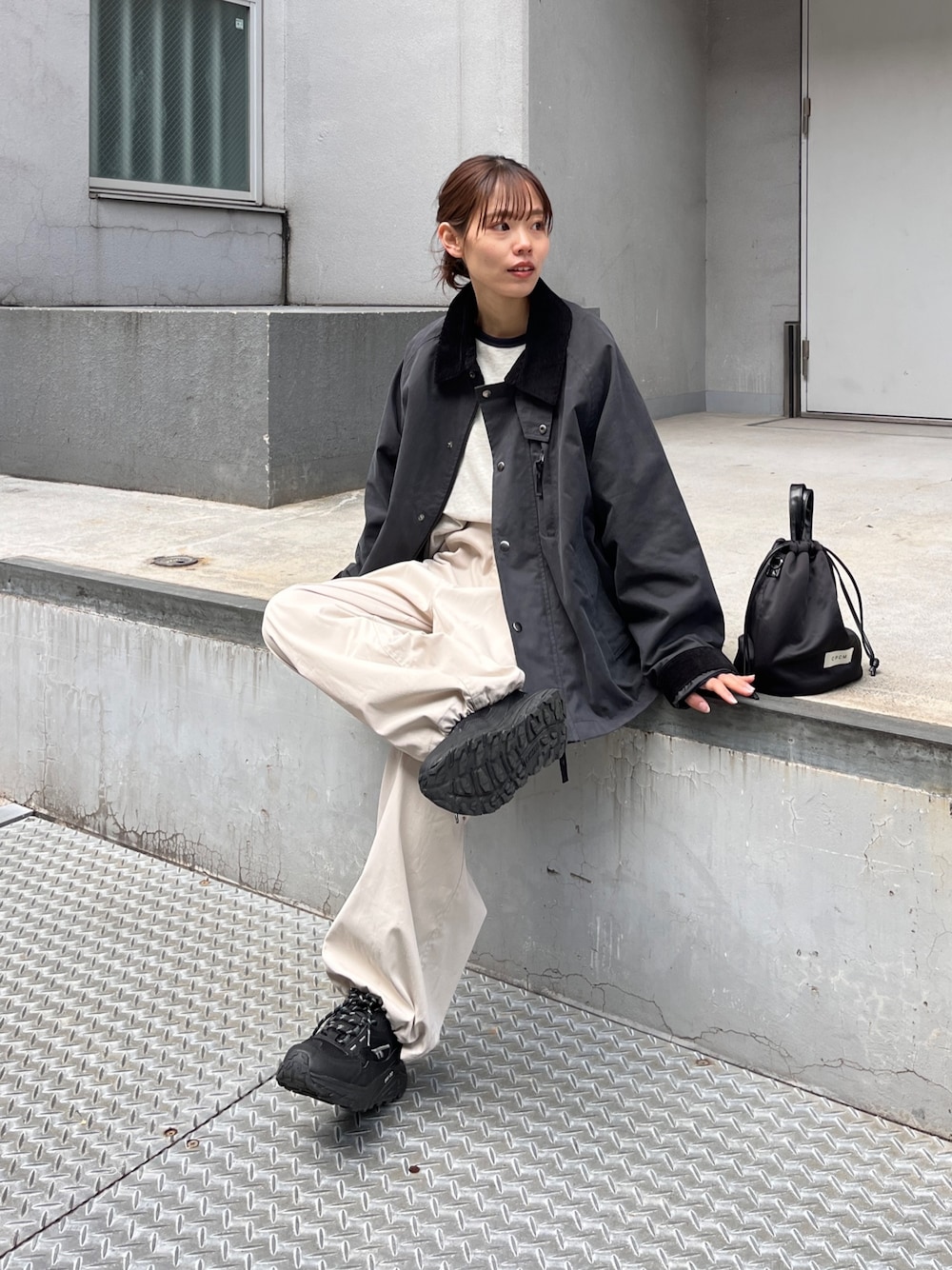 「シンプルコーデ、カジュアルコーデ、メンズライク、ハンティングジャケット、ジャケット、モノトーン、カーゴパンツ、春アウター、春コーデ」｜「CPCMの襟配色ショート丈ジャケット（ブルゾン、ブラック系）」を使った、asuka さん（レディース・164cm）の冬コーディネートの1枚目の写真