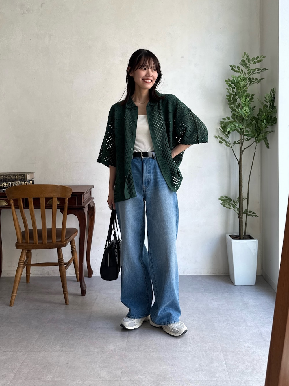 「春コーデ、春めき満開コーデ、休日スタイル、ラクチンコーデ、お出かけコーデ、ラフコーデ、休日、シャツ/ブラウス、デニム、レースシャツ、骨格ウェーブ、カジュアル、カジュアルコーデ」｜「CPCMのクロシェ半袖ニットシャツ（シャツ/ブラウス、ブラック系）」を使った、asuka さん（レディース・165cm）の春コーディネートの1枚目の写真