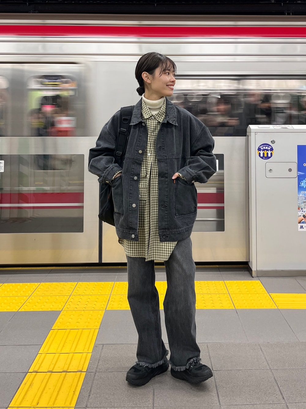 「ブラック、ブラックデニム、デニム、デニムパンツ、デニムジャケット、春コーデ、春アウター、チェックシャツ、差し色、セットアップ、メンズライク、カジュアルコーデ、シンプルコーデ、骨格ウェーブ」｜「CPCMのUSAコットンデニムカバーオール（デニムジャケット、ブラック系）」を使った、asuka さん（レディース・164cm）の冬コーディネートの1枚目の写真