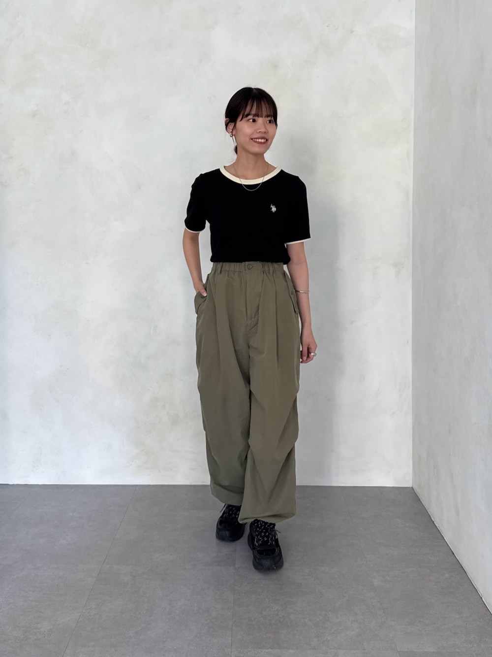 「ナイロンパンツ、カーゴパンツ、ミリタリー、Tシャツ、夏コーデ、春コーデ、春夏コーデ、シンプルコーデ、カジュアルコーデ、骨格ウェーブ」｜「U.S. POLO ASSN.のクルーネック半袖リブT（Tシャツ/カットソー、ブラック系）」を使った、asuka さん（レディース・165cm）の春コーディネートの1枚目の写真