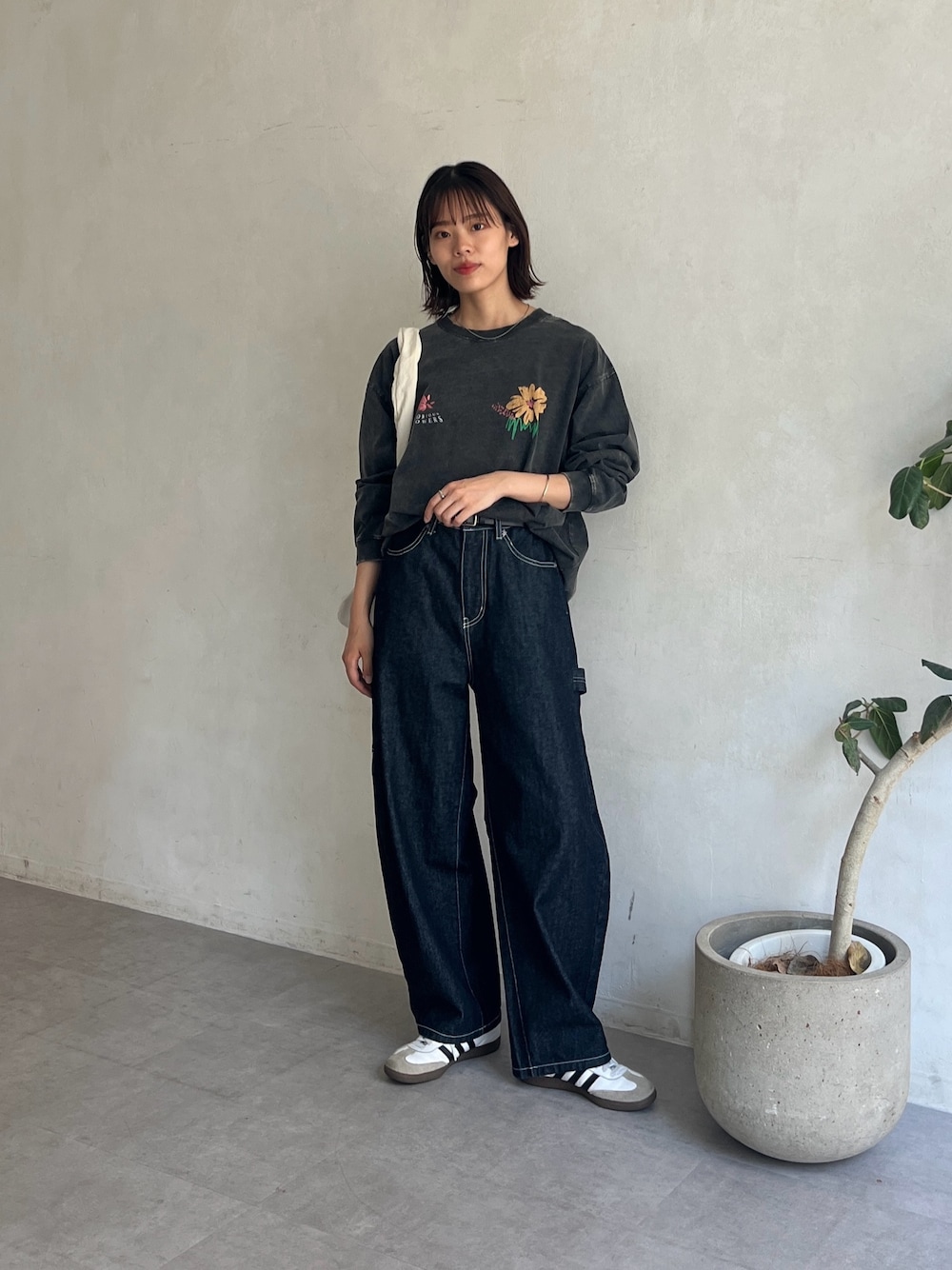 ブラック系のTシャツ/カットソー、ブルー系のデニムパンツを着用したレディースの夏コーディネートの1枚目の写真