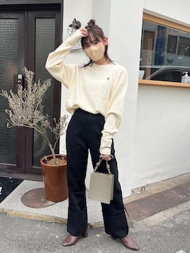 asuka さんの「1ポイント刺繍クルーネックニット」を使ったコーディネート