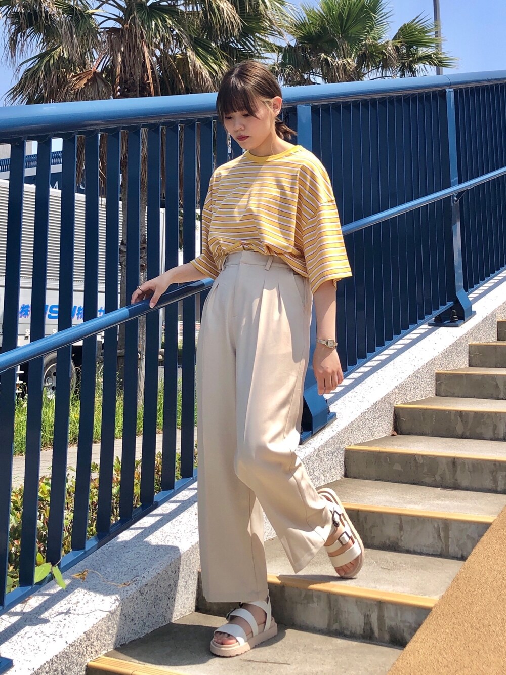 イエロー系のTシャツ/カットソー、ベージュ系のワンピースを着用したレディースの夏コーディネートの1枚目の写真