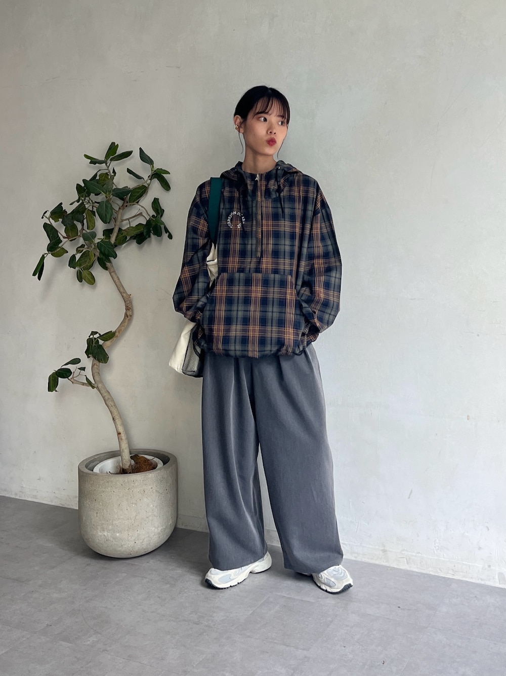 グリーン系のシャツ/ブラウス、グレー系のその他パンツを着用したレディースの夏コーディネートの1枚目の写真