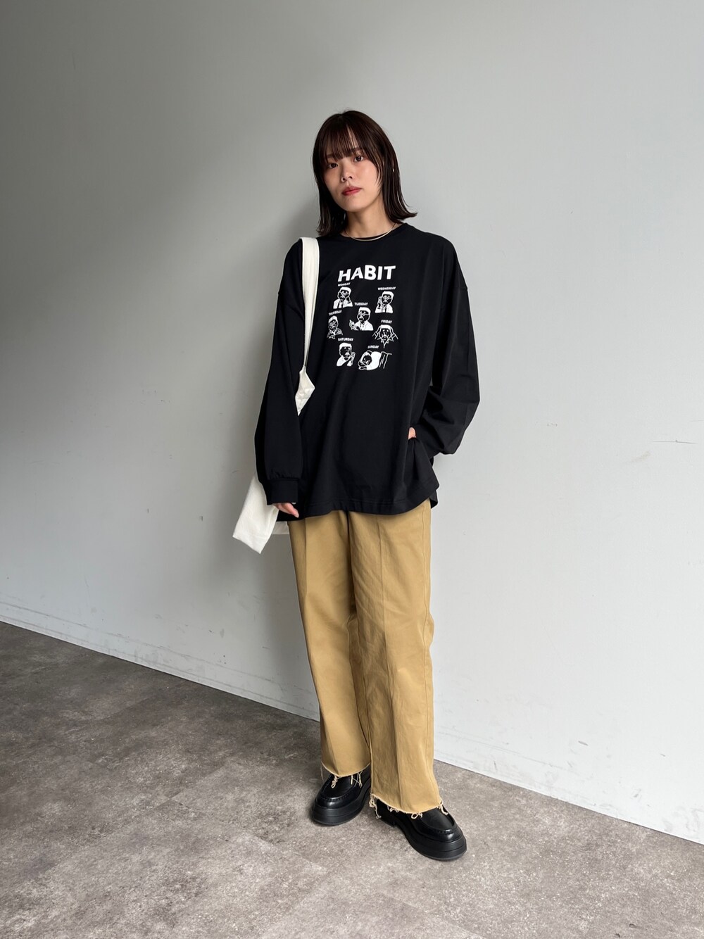 ブラック系のTシャツ/カットソー、ベージュ系のチノパンツ、ホワイト系のトートバッグを着用したレディースの夏コーディネートの1枚目の写真