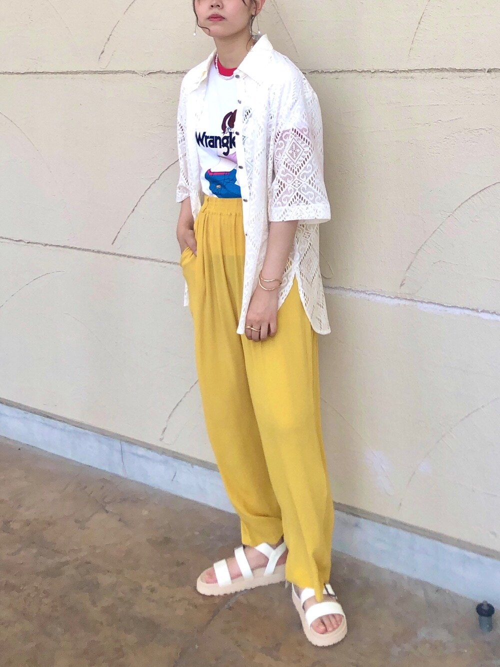 ホワイト系のシャツ/ブラウス、ホワイト系のTシャツ/カットソー、イエロー系のその他パンツを着用したレディースの夏コーディネートの1枚目の写真