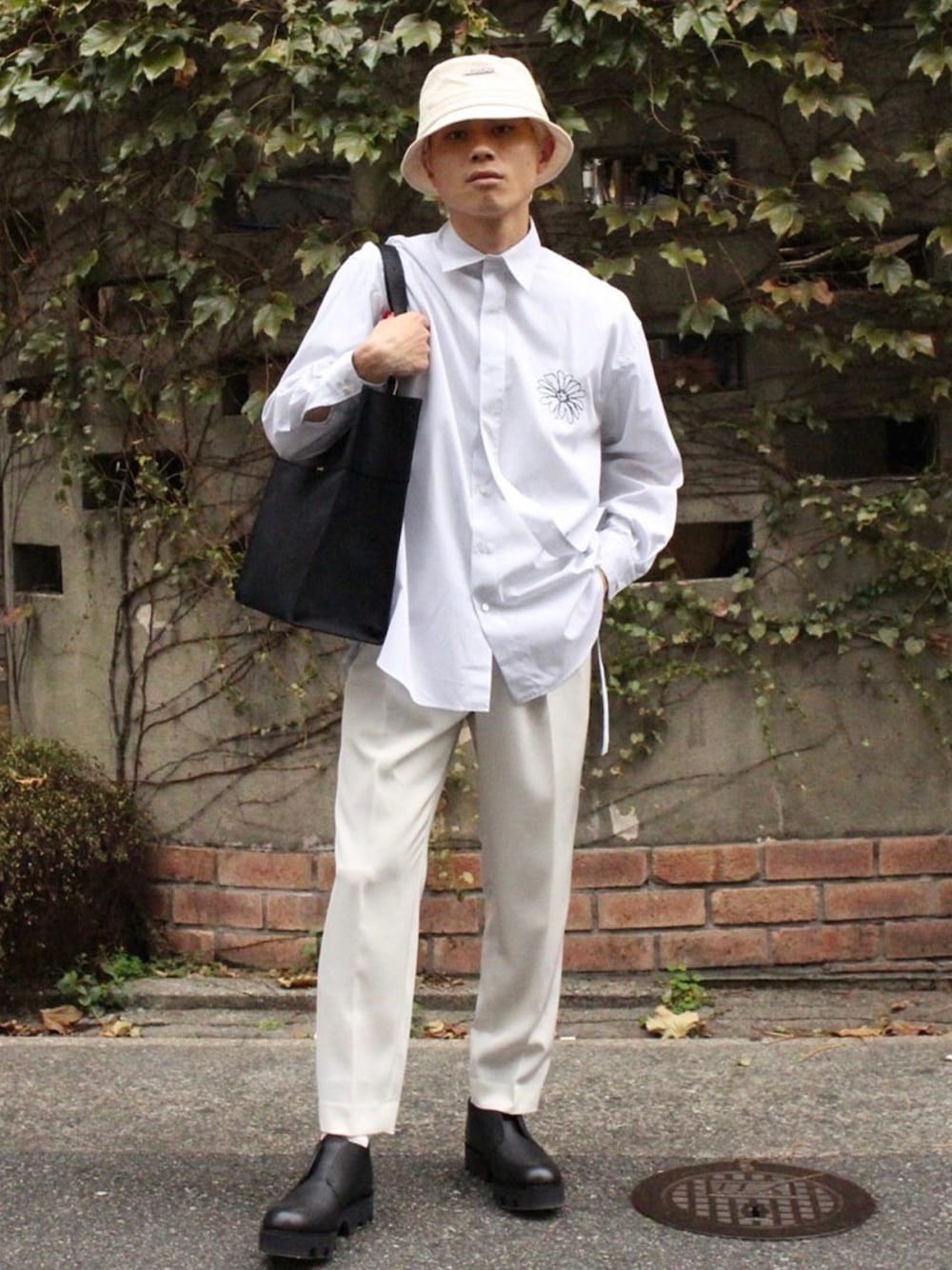 「LiNoHのFLOWER EMBROIDERY L/S OVER SHIRT（シャツ/ブラウス、ホワイト系）」を使った、STUDIOUS MENSさん（メンズ・169cm）の秋コーディネートの1枚目の写真