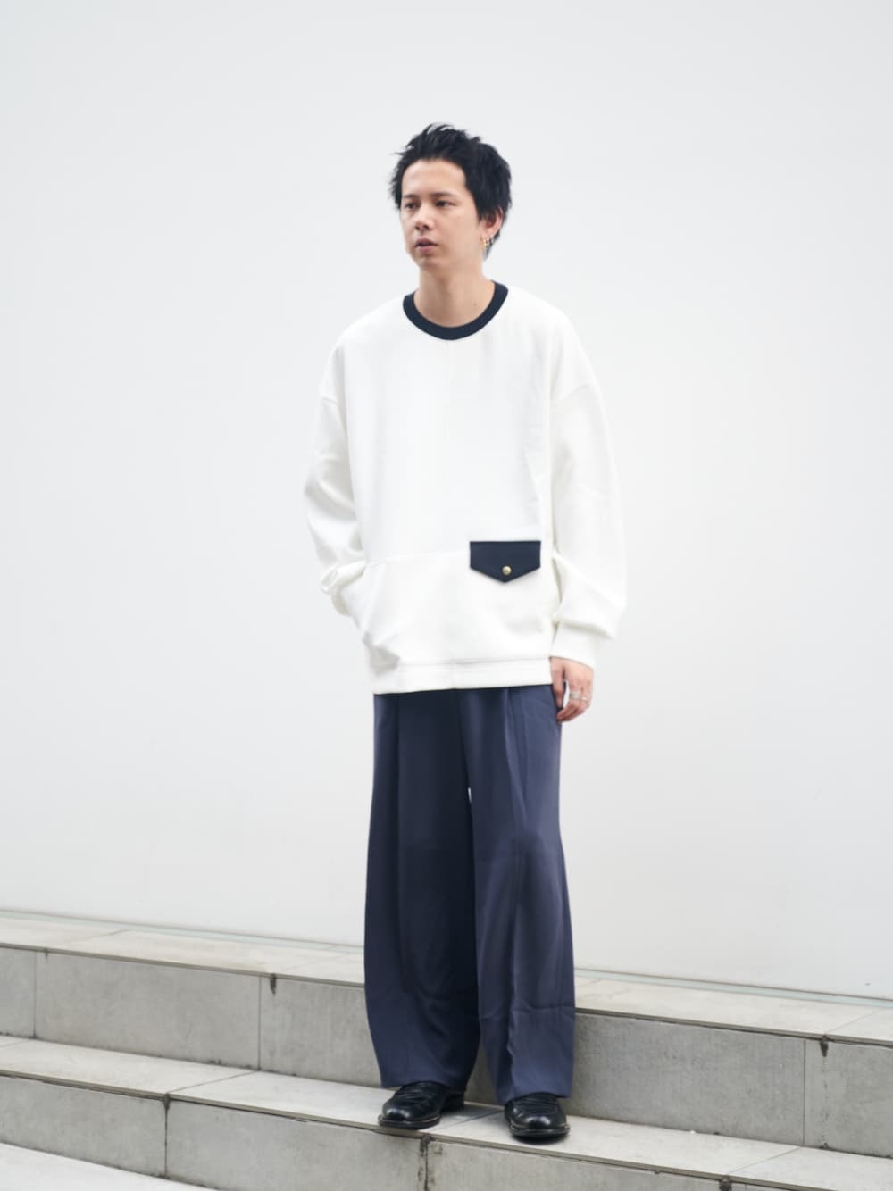 「CULLNIのSTUDIOUS別注 FLAP SWEAT（スウェット、ホワイト系）」を使った、STUDIOUS MENSさん（メンズ・178cm）の夏コーディネートの1枚目の写真