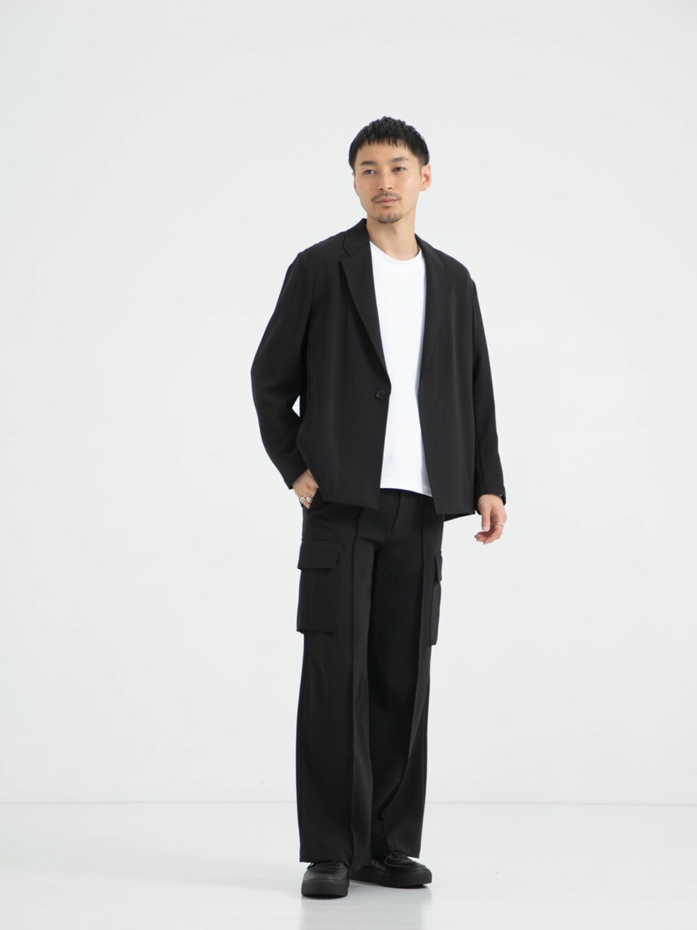 「STUDIOUSのSTAR FLEX JACKET/ストレッチ/シワになりにくい（テーラードジャケット、ブラック系）」を使った、STUDIOUS MENSさん（メンズ・182cm）の秋コーディネートの1枚目の写真