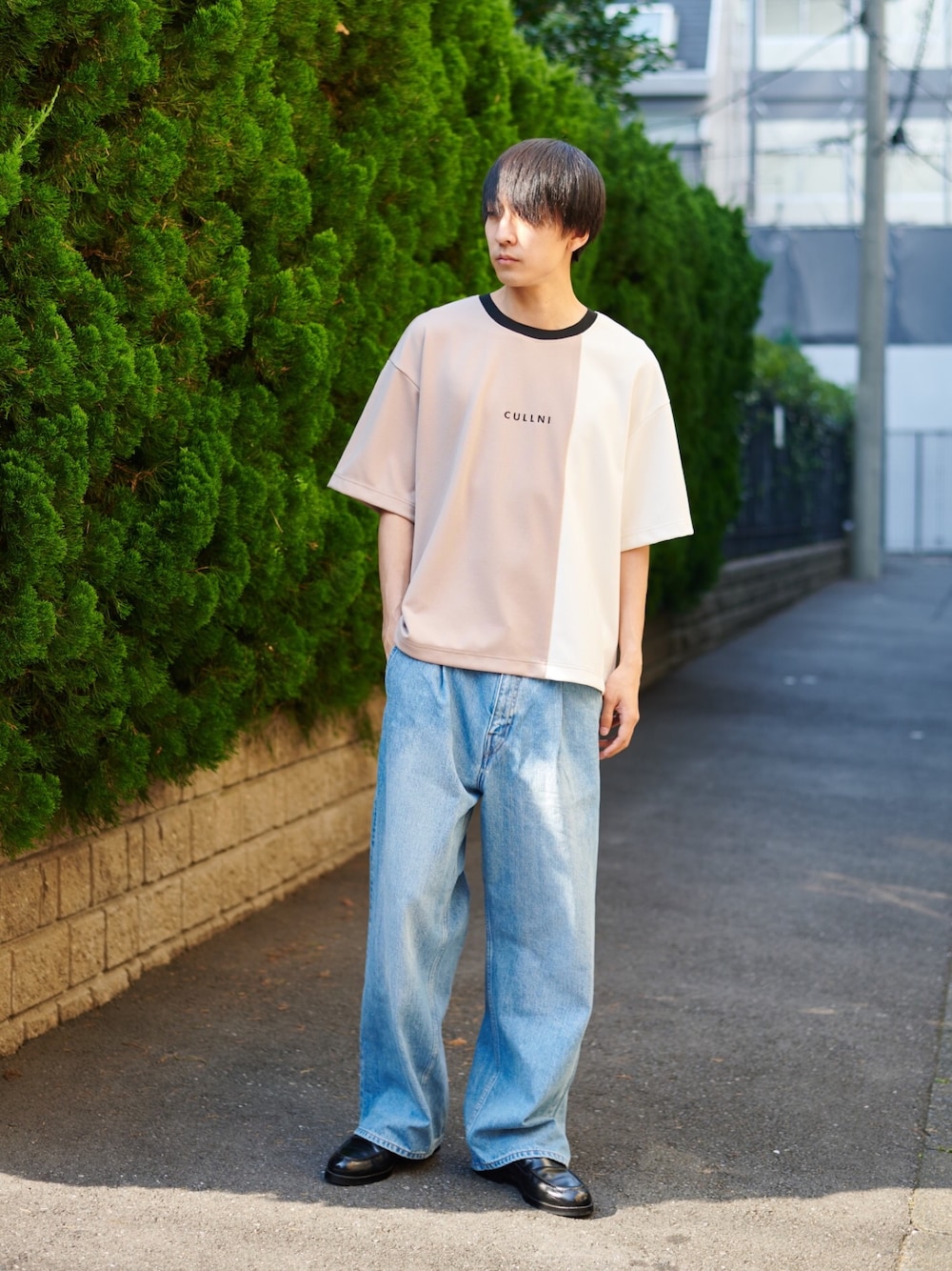 ベージュ系のTシャツ/カットソー、ブルー系のデニムパンツを着用したメンズの夏コーディネートの1枚目の写真