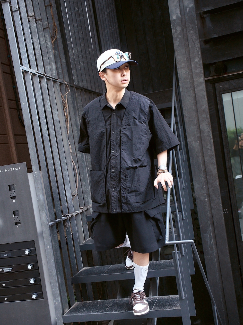 「N.HOOLYWOODのSTUDIOUS別注 098 CARGO SHORTS（カーゴパンツ、ブラック系）」を使った、STUDIOUS MENSさん（メンズ・165cm）の春コーディネートの1枚目の写真