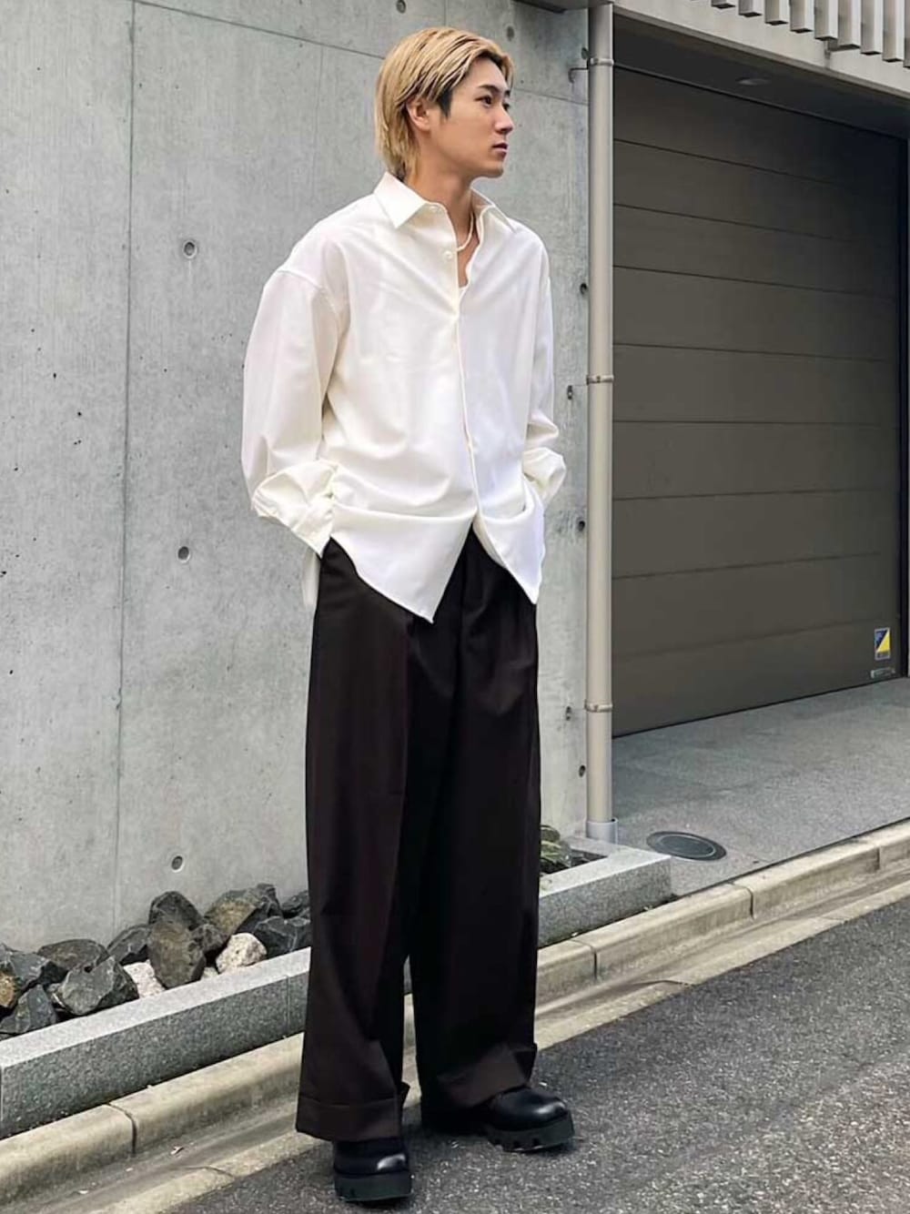 「markaのSTUDIOUS別注 PLEATED WIDE TROUSERS（スラックス、ブラウン系）」を使った、STUDIOUS MENSさん（メンズ・171cm）の秋コーディネートの1枚目の写真