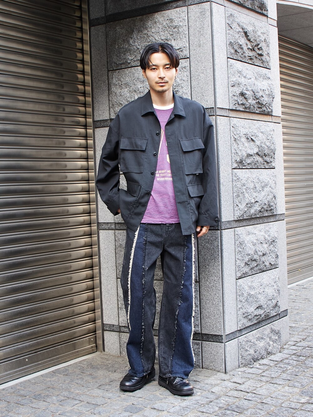 「JiedaのSTUDIOUS別注 SWITCHING OVER DENIM PANTS（BLK×BLU）（デニムパンツ、ブラック系）」を使った、STUDIOUS MENSさん（メンズ・182cm）の春コーディネートの1枚目の写真