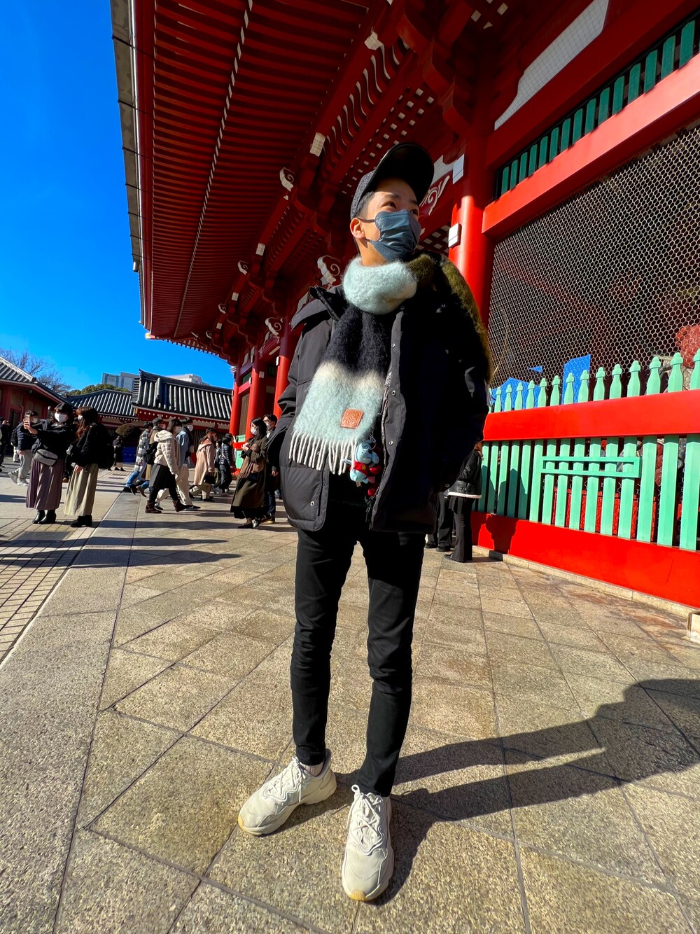 「あったかコーデ、浅草、浅草寺、FENDI、doctor」｜「adidasのアイテム（スニーカー、ホワイト系）」を使った、uchujinsenseiさん（メンズ・180cm）の冬コーディネートの1枚目の写真