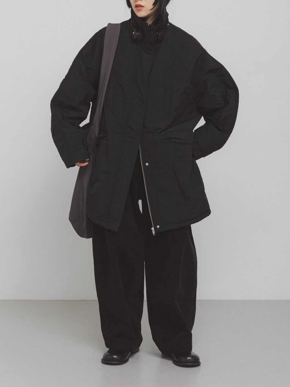 ブラック系のダウンジャケット/コート、ブラック系のその他パンツを着用したレディースの秋コーディネートの1枚目の写真