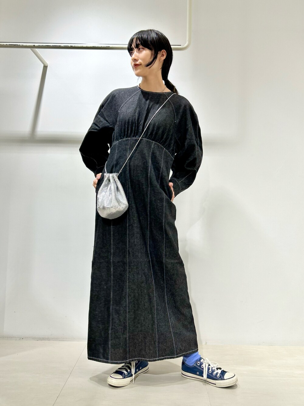 「オトナカジュアル、大人女子、デニムワンピース、ワンピース、春ワンピ、ブラック、メタルバッグ、オトナカワイイ、きれいめカジュアル、デニムコーデ、お出かけコーデ、KBF」｜「KBFのボリュームスリーブデニムワンピース（ワンピース、ブラック系）」を使った、たけださん（レディース・160cm）の冬コーディネートの1枚目の写真