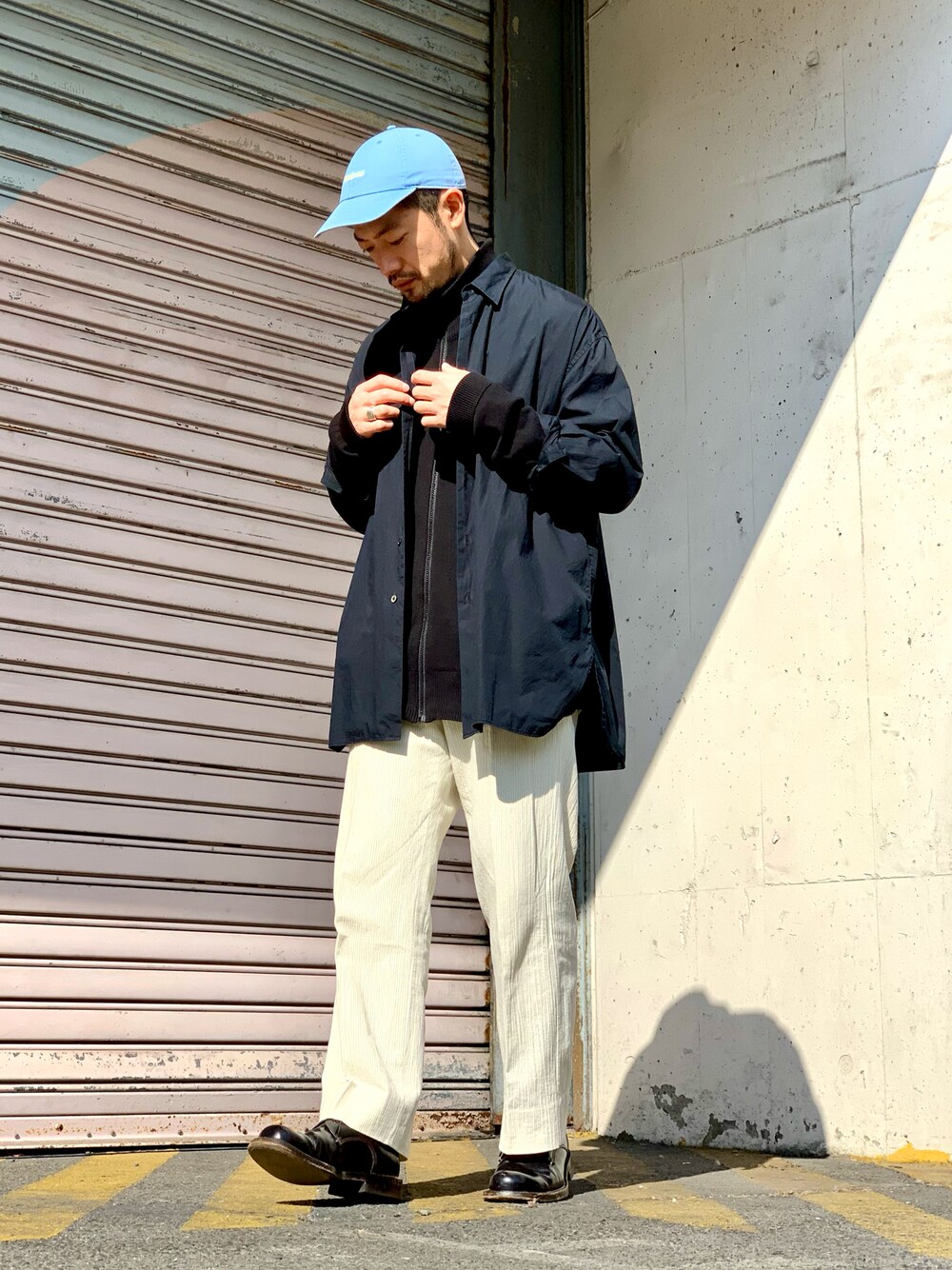 「キャップ、シャツスタイル、レイヤードスタイル、ドライバーズニット、スラックス、白パンツ、革靴、ブーツ、白黒、ビッグシルエット、休日スタイル、ゆるコーデ、古着MIX、HERMES、大人カジュアル」｜「FreshServiceのCorporate Cap（キャップ、ブルー系）」を使った、maatttssuさん（メンズ・173cm）の冬コーディネートの1枚目の写真