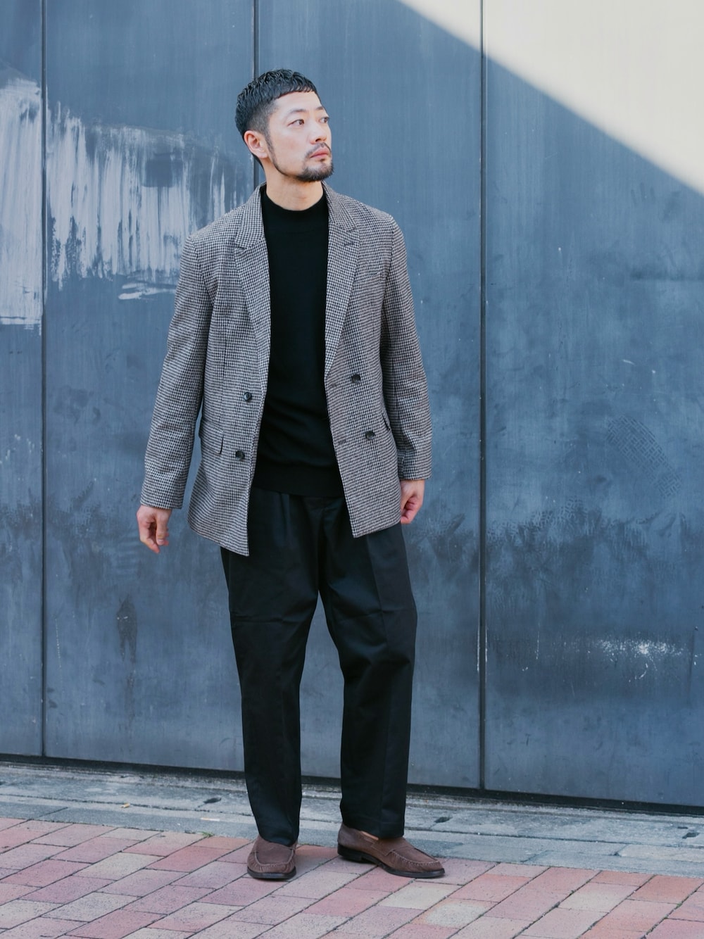 ブラック系のニット/セーター、ブラック系のその他パンツ、その他のテーラードジャケットを着用したメンズの秋コーディネートの1枚目の写真