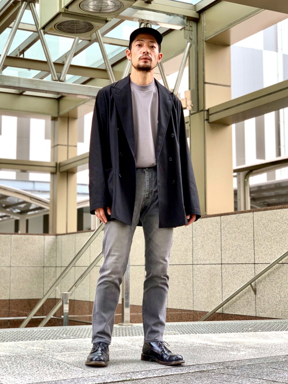 「ビックシルエット、シンプルコーデ、大人カジュアル、きれいめカジュアル、ジャケット、ダブルジャケット、デニム、革靴、キャップ、モノトーン、休日スタイル、グレー、秋トレンド2021、秋服準備はじめました、モード」｜「Scyeの【別注】Scye×URBAN RESEARCH　40/1度詰天竺LOGO T-SHIRTS（Tシャツ/カットソー、グレー系）」を使った、maatttssuさん（メンズ・173cm）の夏コーディネートの1枚目の写真