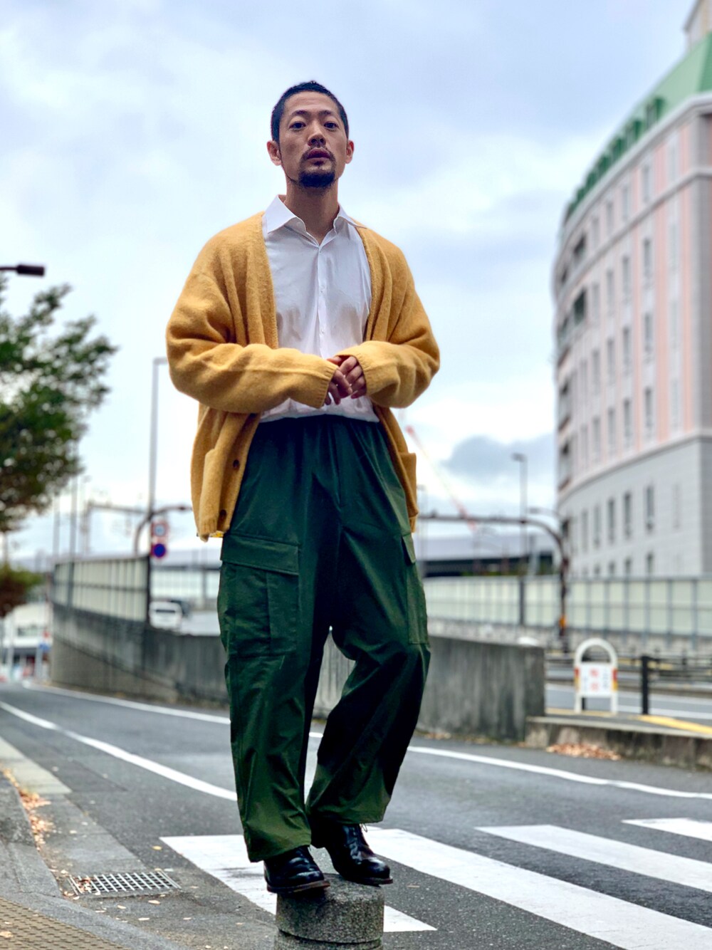 カーゴパンツを使った「マスタード」の人気ファッション