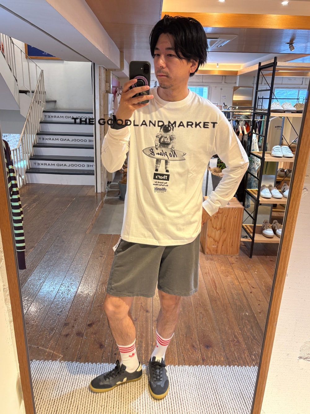 ホワイト系のTシャツ/カットソー、グレー系のその他パンツ、ブラック系のスニーカーを着用したメンズの夏コーディネートの1枚目の写真