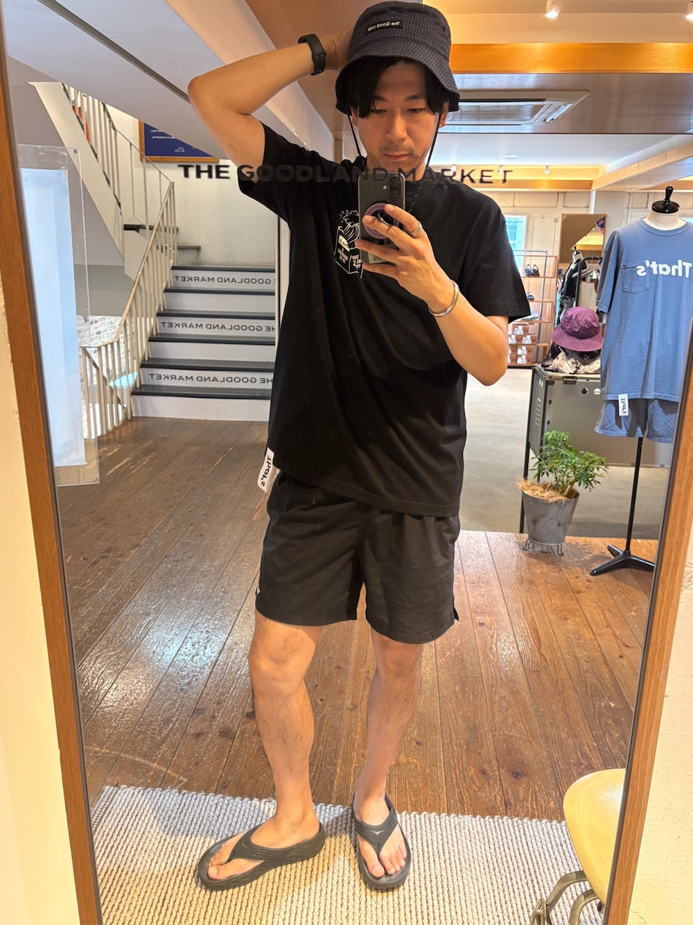 ブラック系のTシャツ/カットソー、ブルー系のハットを着用したメンズの夏コーディネートの1枚目の写真