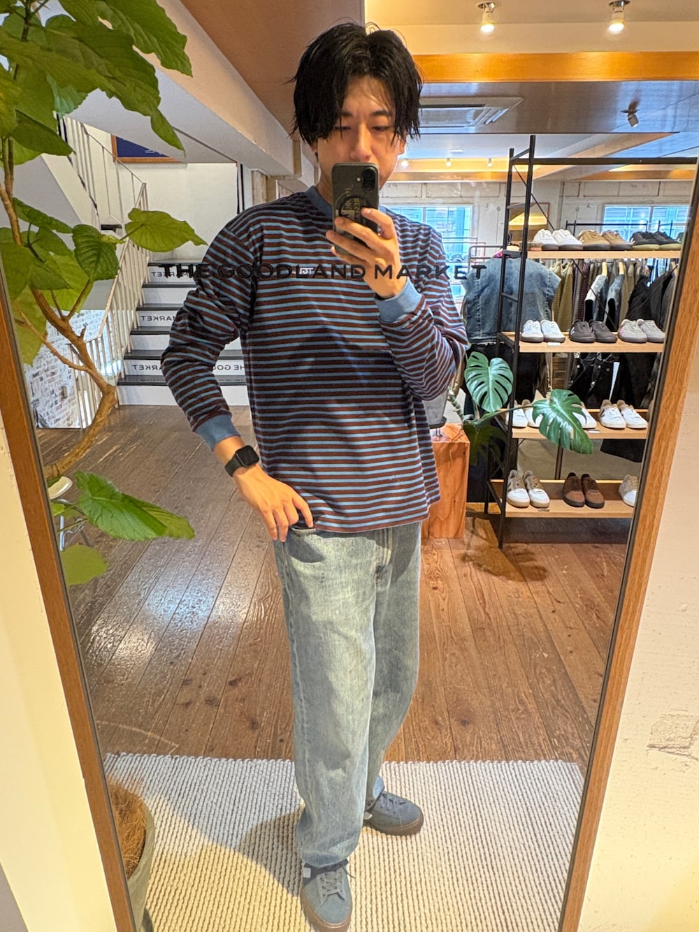 ブラウン系のTシャツ/カットソー、ブルー系のスニーカーを着用したメンズの秋コーディネートの1枚目の写真