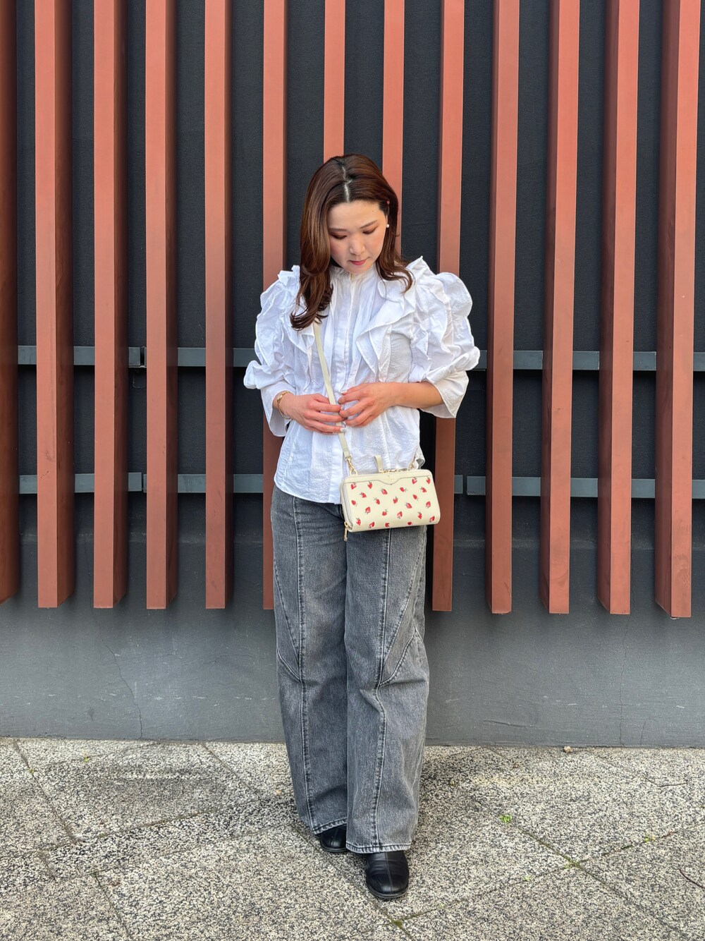 「いちご、フリル、デニム」｜「Samantha Thavasa Petit Choiceのアイテム（ショルダーバッグ、ホワイト系）」を使った、hamanoirodori01さん（レディース・152cm）の春コーディネートの1枚目の写真