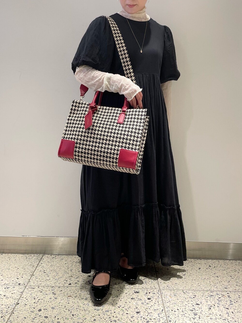 「千鳥格子、千鳥柄、ワンピース、黒、メロー、メリージェーン」｜「Samantha Thavasaのサマンサ ピエドプル トートバッグ 大サイズ（トートバッグ、レッド系）」を使った、hamanoirodori01さん（レディース・152cm）の秋コーディネートの1枚目の写真