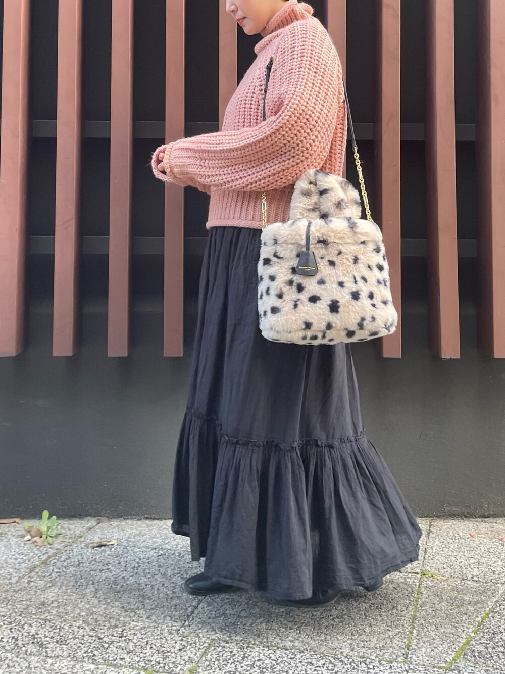 「冬コーデ、ファー小物、ファーバッグ、ピンク、ニット、ワンピース」｜「Samantha Thavasaの★ソフトファー トートバッグ（トートバッグ、その他）」を使った、hamanoirodori01さん（レディース・152cm）の冬コーディネートの1枚目の写真