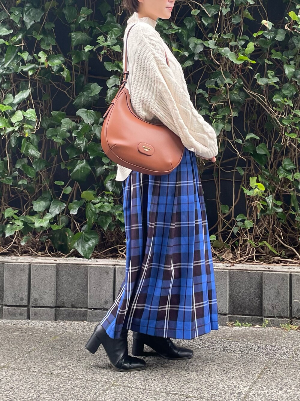 「ニット、白ニット、チェック、プリーツスカート、ブルー、ショルダーバッグ、ブラウン」｜「Samantha Thavasaの★ハーフムーン 合皮ショルダーバッグ 大サイズ（ショルダーバッグ、ブラウン系）」を使った、hamanoirodori01さん（レディース・152cm）の秋コーディネートの1枚目の写真