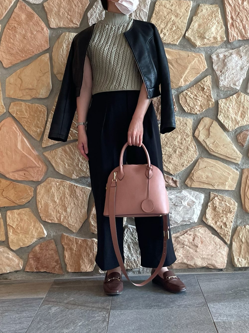 「レザージャケット、ノースリーブニット、パンツスタイル、ローファー、秋のコーデ、ピンク」｜「Samantha ThavasaのLady moon  Large(Italian leather handle bag)（ハンドバッグ、ピンク系）」を使った、hamanoirodori01さん（レディース・152cm）の秋コーディネートの1枚目の写真