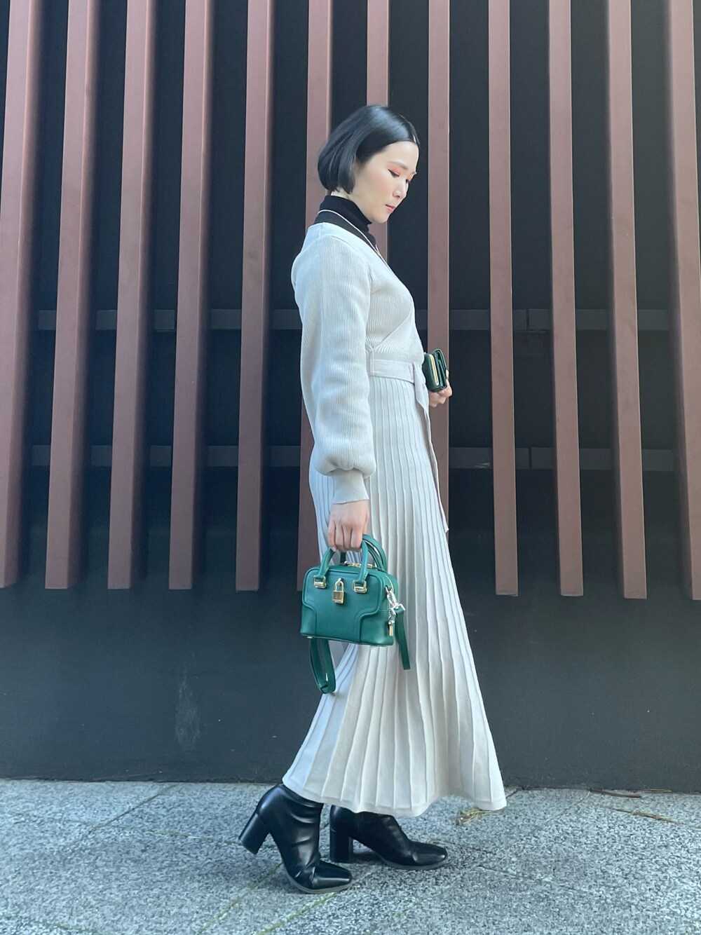 「グリーン、ミニバッグ、ワンピース、ニットワンピース」｜「Samantha Thavasaのサマンサ シュマンドジャルダン ボストンショルダーバッグ（ショルダーバッグ、グリーン系）」を使った、hamanoirodori01さん（レディース・152cm）の冬コーディネートの1枚目の写真