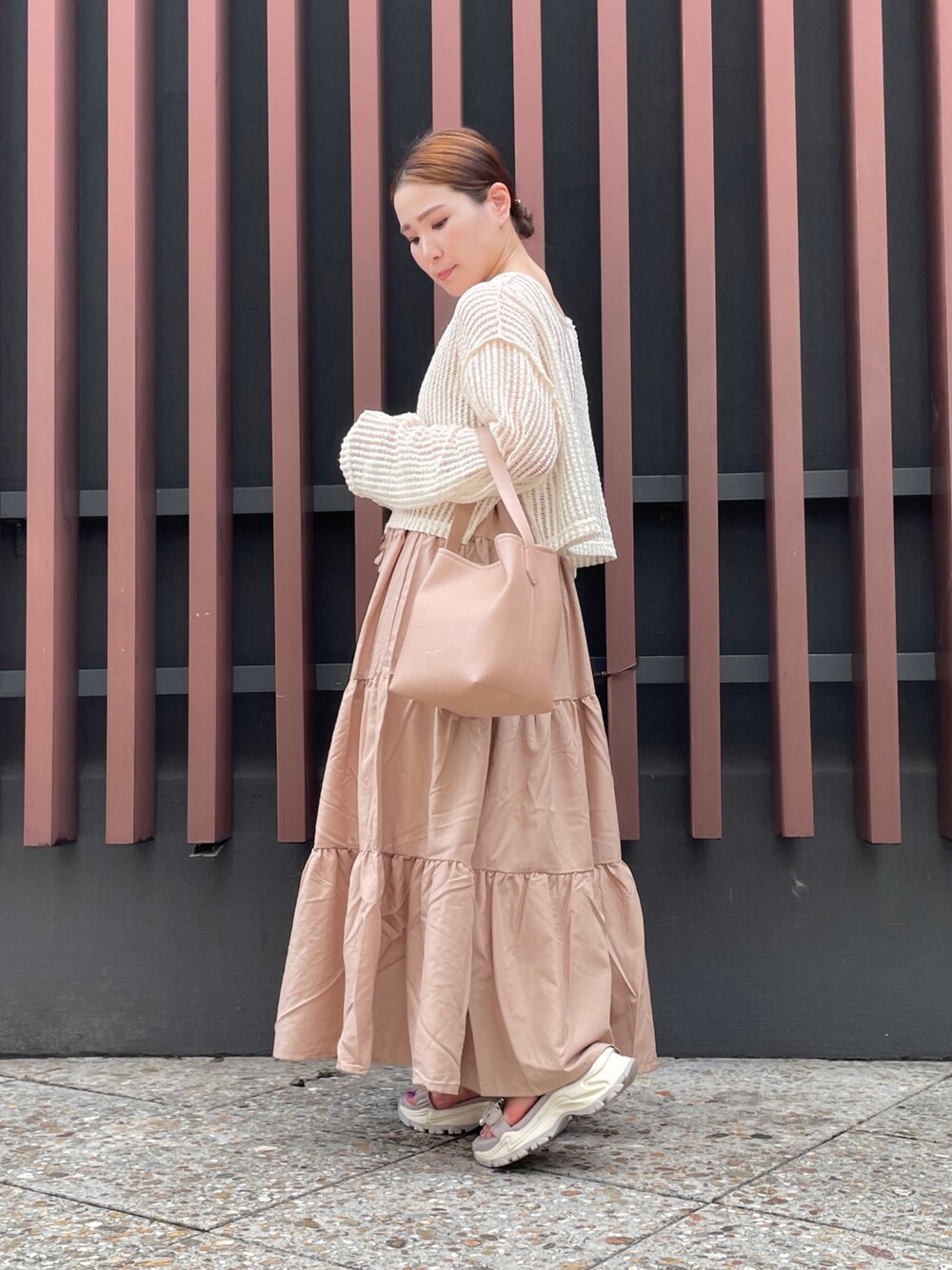 「ベージュ、メッシュ、ワンピース、ティアードワンピース、バケツバッグ」｜「Kastaneの【2023AWアイテム/サイズ展開あり】カットレースカーディガン（カーディガン/ボレロ、ホワイト系）」を使った、hamanoirodori01さん（レディース・152cm）の夏コーディネートの1枚目の写真