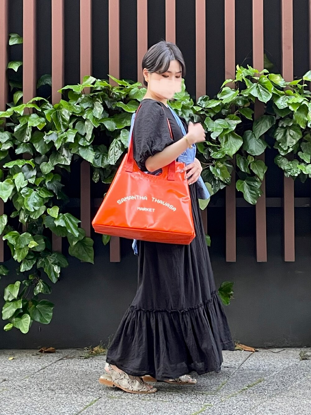 「ビニールバック、ワンピース、ボリューム袖、ブラック、オレンジ、パイソン柄、サンダル」｜「Samantha Thavasaのターポリン　トートバッグ（トートバッグ、オレンジ系）」を使った、hamanoirodori01さん（レディース・152cm）の春コーディネートの1枚目の写真