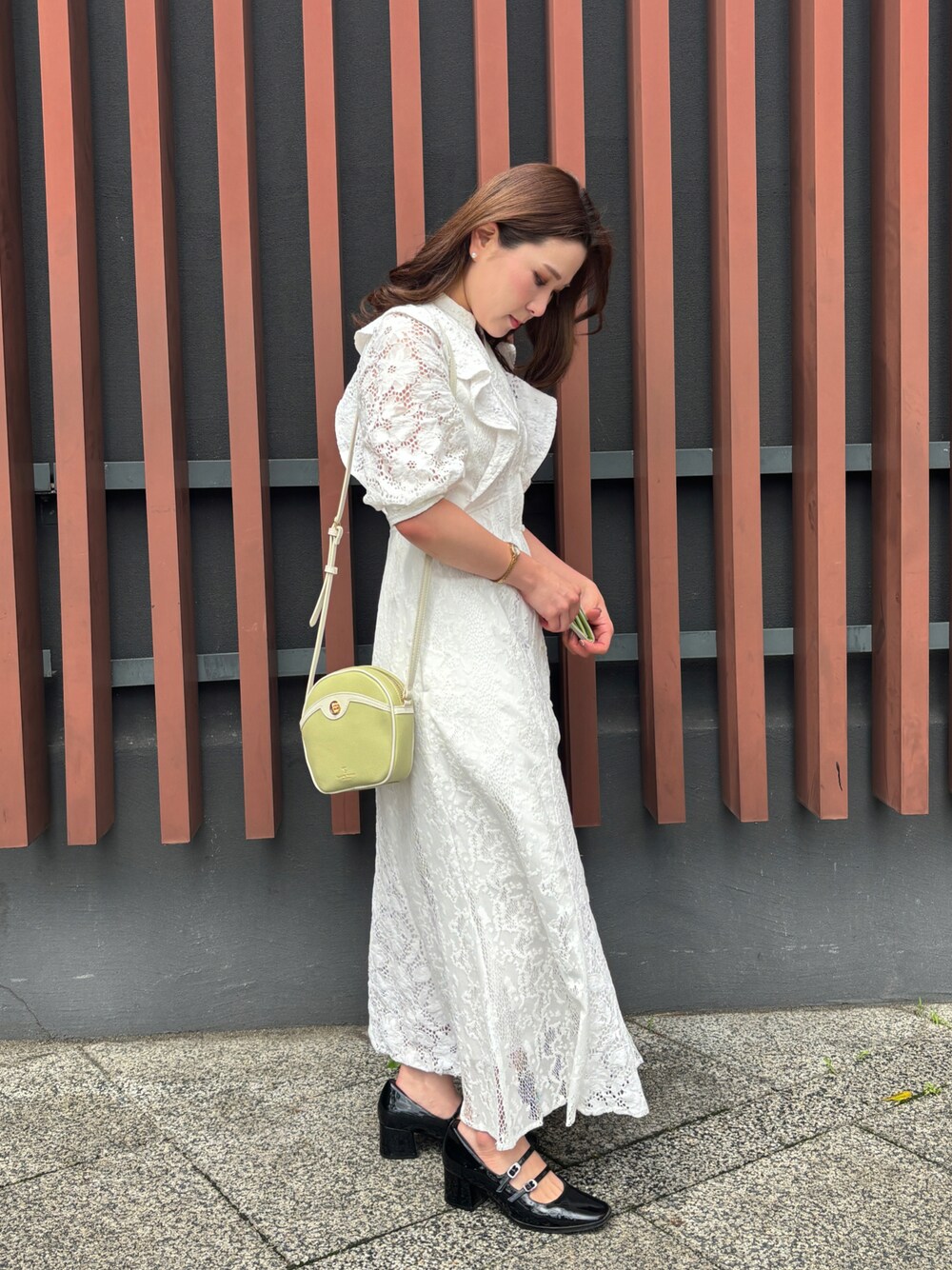 「春夏コーデ、レースワンピース、レース、ホワイト、メリージェーン、ショルダーバッグ、ライムグリーン」｜「LILY BROWNのアイテム（パンプス、ブラック系）」を使った、hamanoirodori01さん（レディース・152cm）の春コーディネートの1枚目の写真