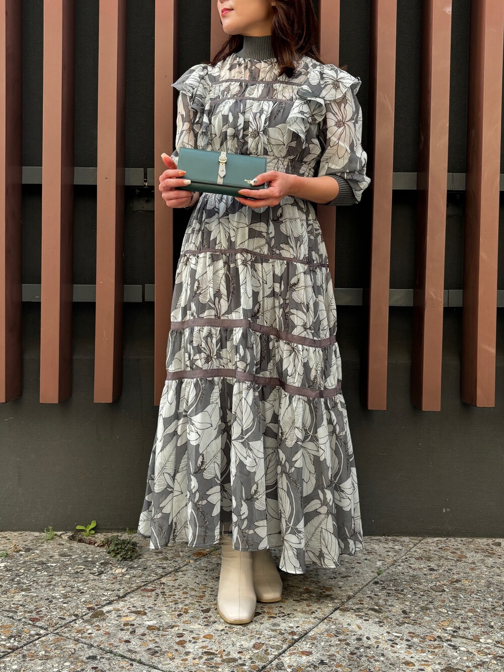 「花柄ワンピース、長財布、グリーン、カーキ」｜「Samantha Thavasa Petit Choiceのアイテム（財布、グリーン系）」を使った、hamanoirodori01さん（レディース・152cm）の冬コーディネートの1枚目の写真