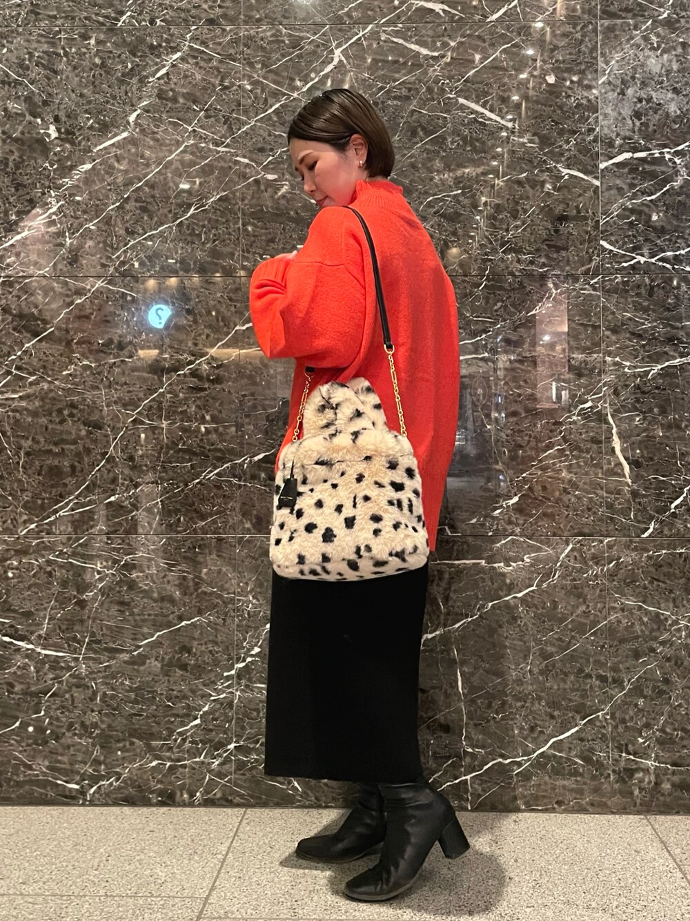 「ダルメシアン柄、ファー小物、赤ニット、オレンジ、ニットスカート」｜「Samantha Thavasaの★ソフトファー トートバッグ（トートバッグ、その他）」を使った、hamanoirodori01さん（レディース・152cm）の秋コーディネートの1枚目の写真