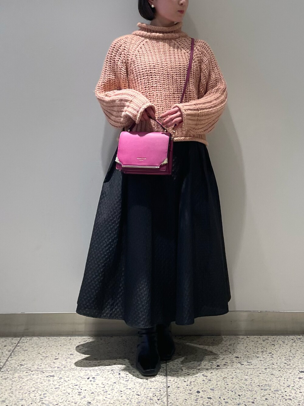 「ピンク、ピンクニット、キルティング、キルティングスカート、ブラック、マゼンタ、バッグ」｜「Samantha Thavasaのアイテム（バッグ、ピンク系）」を使った、hamanoirodori01さん（レディース・152cm）の冬コーディネートの1枚目の写真