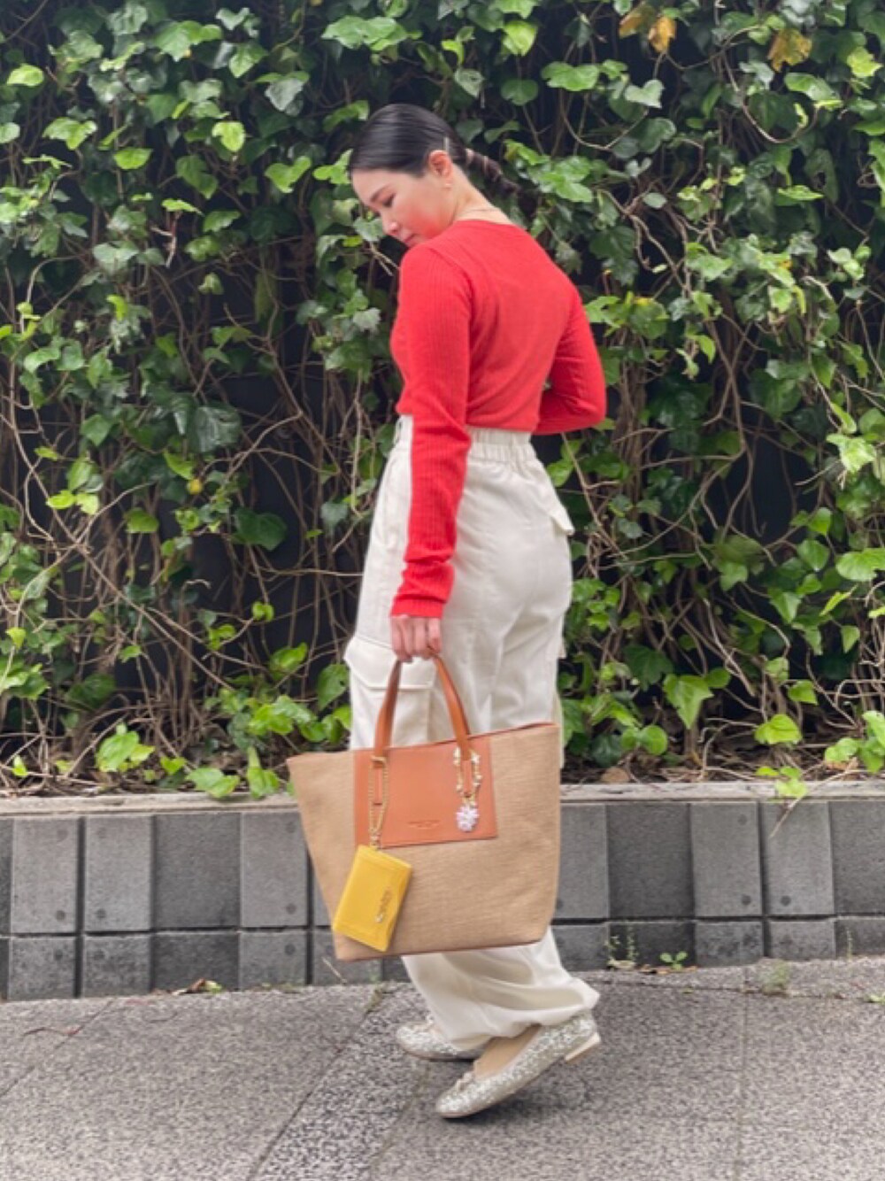 「カーゴパンツ、春夏コーデ、赤、オレンジ、白パンツ、かごバッグ」｜「Samantha Thavasa Petit Choiceのアイテム（バッグ、ブラウン系）」を使った、hamanoirodori01さん（レディース・152cm）の春コーディネートの1枚目の写真