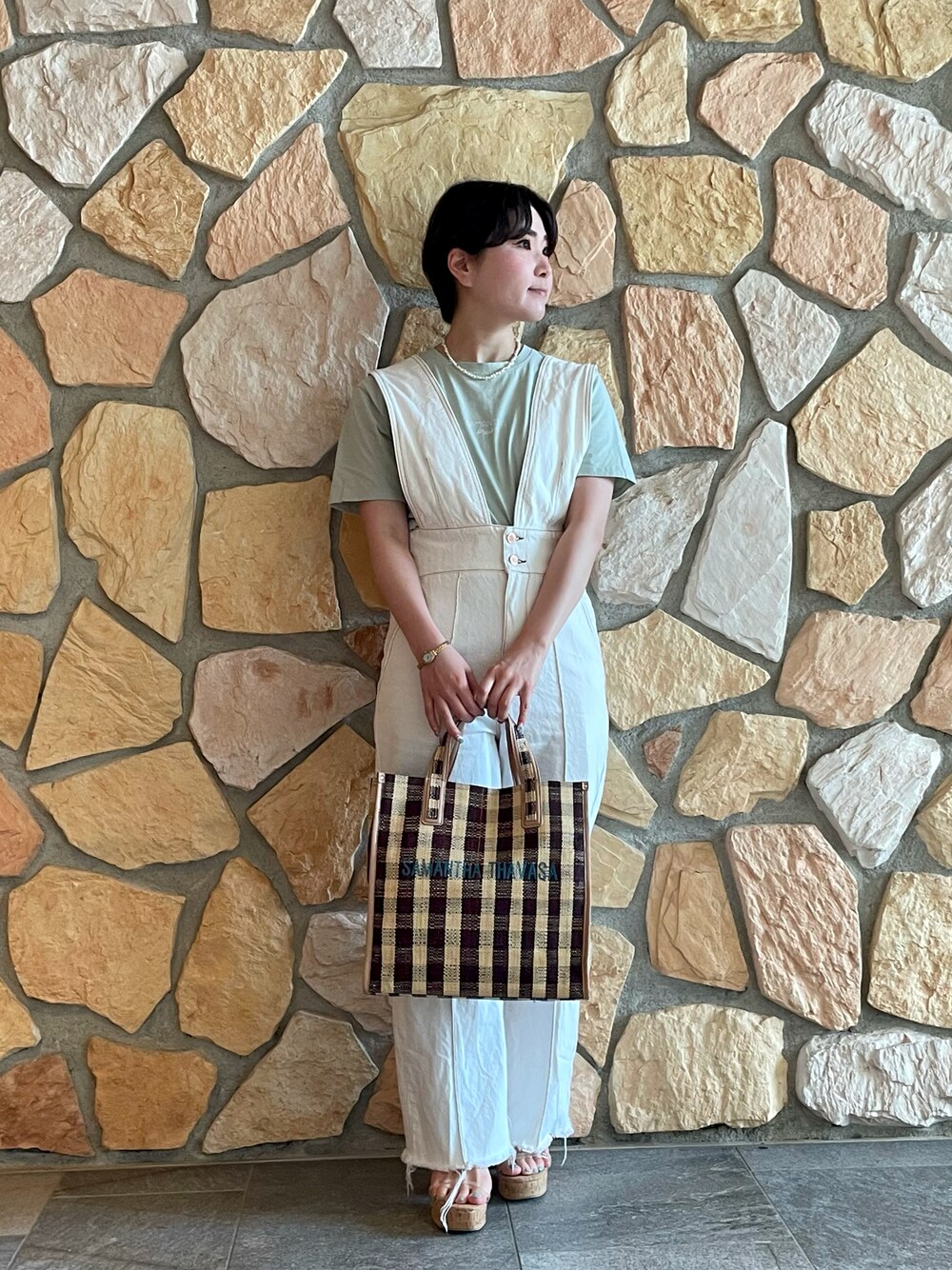 「サロペット、デニムサロペット、Tシャツ、ミントグリーン、かごバッグ」｜「Samantha Thavasaのチェックラフィア スクエアトートバッグ 大サイズ（トートバッグ、ブラウン系）」を使った、hamanoirodori01さん（レディース・152cm）の春コーディネートの1枚目の写真