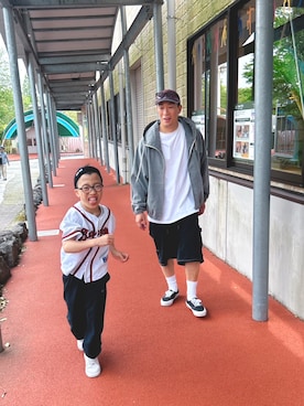 「旅行」｜デレク　ヴィンヤードさん（メンズ・175cm）の春コーディネート