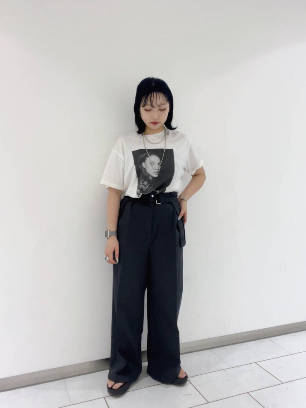 グレー系のチノパンツ、グレー系のスカート、ブラック系のショルダーバッグを着用したレディースの夏コーディネートの1枚目の写真