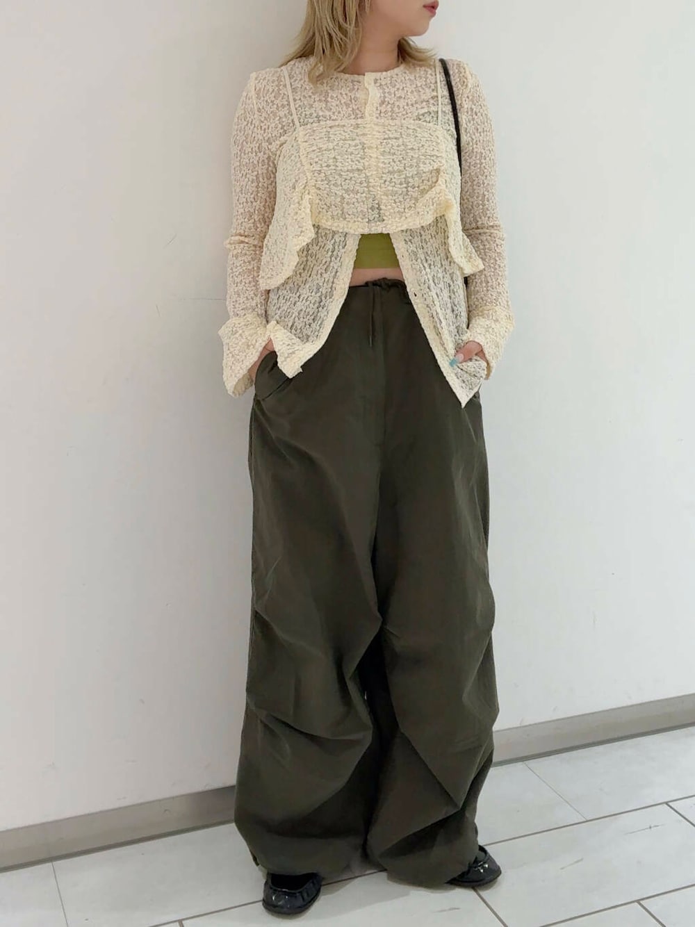 「2way、AW、カーゴパンツ、KBF、サロペット、kbf_aw」｜「KBFのヴィンテージビットローファー（ローファー、ブラック系）」を使った、たろさん（レディース・157cm）の夏コーディネートの1枚目の写真
